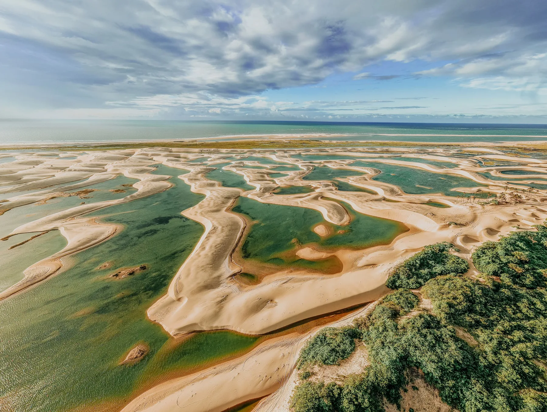 Vista aérea das lagoas e dunas dos Lençóis Maranhenses próximas ao Arpoador, porta de entrada para o parque nacional.